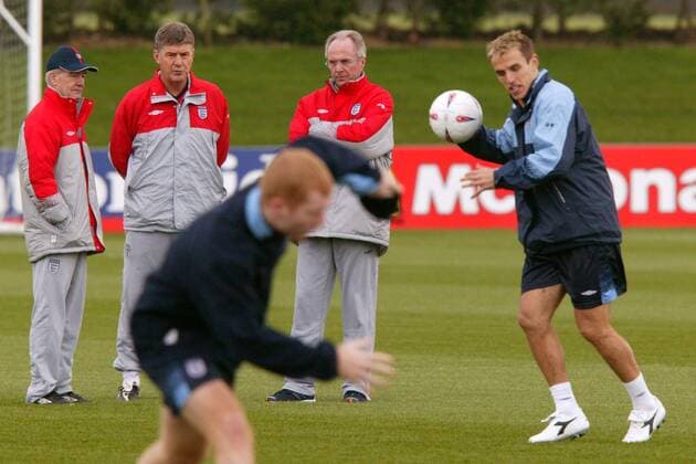 Nationaltrainer Sven Göran Eriksson (re.) beobachtet mit seinen Assistenten Brian Kidd (Mitte) und Tord Grip (alle England) das Training seines Teams, u.a. Gary Neville (re.) Fußball Herren Nationalmannschaft 2004, Nationalteam, Training, Nationalmannschaftstraining Gruppe Faro