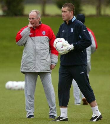 Nationaltrainer Sven Göran Eriksson (li.) und Torwart Paul Robinson (beide England) Fußball Herren Nationalmannschaft 2004, Nationalteam, Training, Nationalmannschaftstraining Gruppe Faro