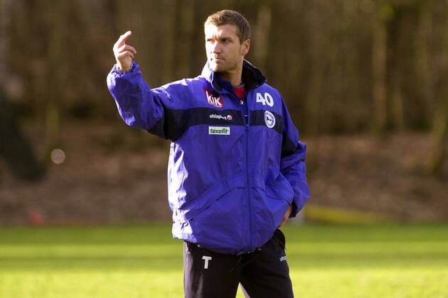 Interimscoach Thomas von Heesen (Bielefeld) mit erhobenen Mittelfinger Fußball 2. BL Herren Saison 2003 2004, Arminia Bielefeld, Training, Vdig Einzelbild Bielefeld