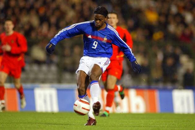 Louis Saha (Frankreich) zieht ab Fußball Länderspiel Herren Freundschaftsspiel 2004, Test, Testspiel, Länderspiel Einzelbild Brüssel Dynamik,  