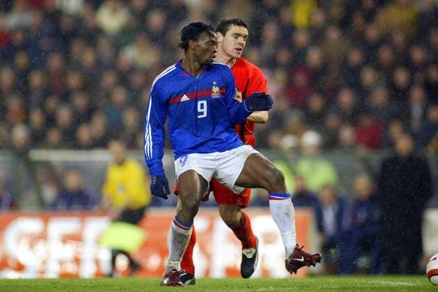Louis Saha (Frankreich, vorn) gegen Jelle van Damme (Belgien) Fußball Länderspiel Herren Freundschaftsspiel 2004, Test, Testspiel, Länderspiel, Belgien - Frankreich 0:2 Gruppe Brüssel  