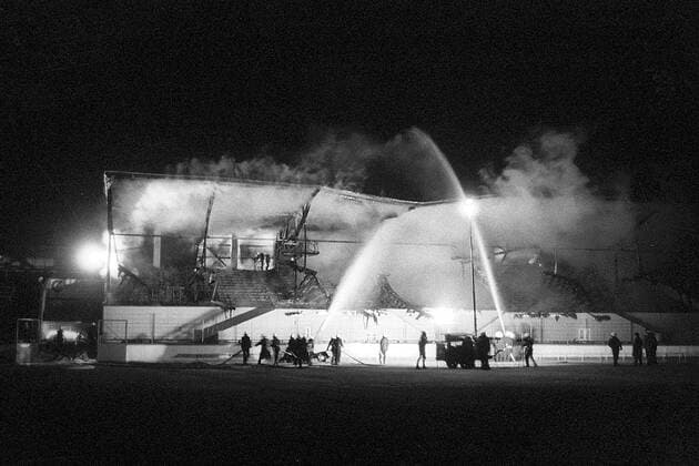 Löscharbeiten am Stadion an der Grünwalder Straße, nachdem die Haupttribüne in der Nacht vom 30. zum 31.01.1971 in Flammen aufgegangen ist Fußball Herren Regionalliga Süd 1970 1971, TSV 1860 München Totale Städtisches Stadion an der Grünwalder Straße München, Stadionbrand