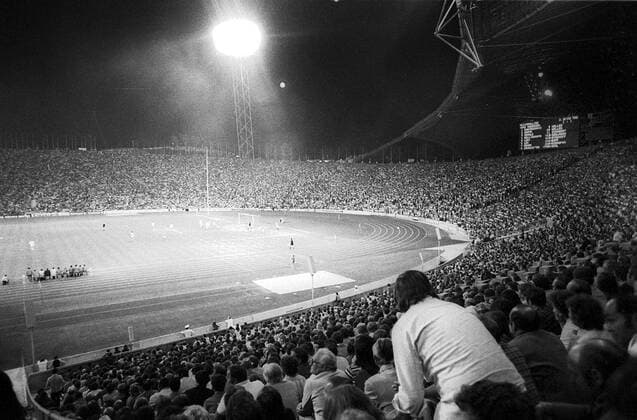 Vollbesetztes Olympiastadion während der Regionalligapartie 1860 München gegen Viktoria Aschaffenburg Fußball Herren Regionalliga Süd 1973 1974, TSV 1860 München - Viktoria Aschaffenburg 1:1 Totale Zuschauerinteresse, voll München