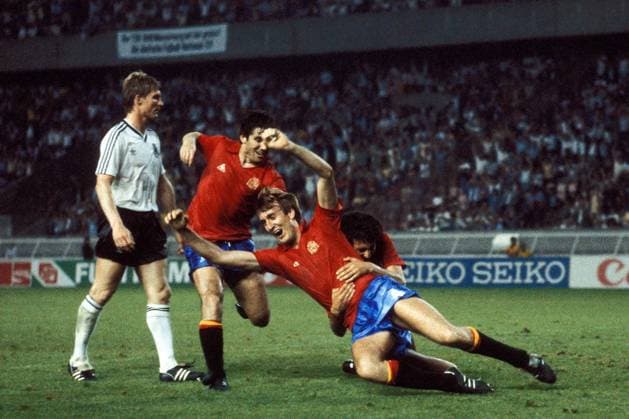 Torjubel Spanien, Torschütze Antonio Maceda Frances (vorn), der in letzter Minute das 0:1 besorgt hat, wird von Carlos Alonso Santillana (2.v.li.) und Jose Francisco Lopez gefeiert, Karl-Heinz Förster (BR Deutschland) enttäuscht Fußball EM Herren DEUTSCHSPRACHIGE SPORTZEITSCHRIFTEN UND -ZEITUNGEN NUR NACH RÜCKSPRACHE, Europameisterschaft 1984 Gruppe BRD - Spanien 0:1 Paris Glück, Begeisterung, Freude,