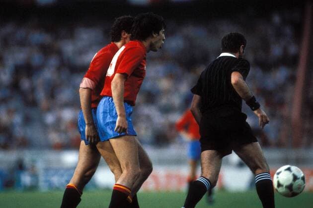 Fußball, EM Finale 1984 in Paris, Frankreich - Spanien Manuel Sarabia Lopez (li., Spanien) diskutiert mit Schiedsrichter Vojtech Christov (CSSR) Fußball EM Herren DEUTSCHSPRACHIGE SPORTZEITSCHRIFTEN UND -ZEITUNGEN NUR NACH RÜCKSPRACHE, Europameisterschaft 1984 Gruppe Paris