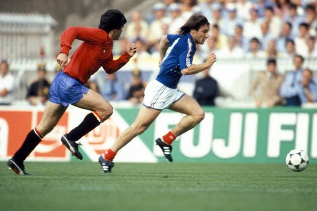 Fußball, EM Finale 1984 in Paris, Frankreich - Spanien Bruno Bellone (re., Frankreich) am Ball gegen Santiago Lugar Urquiaga (Spanien) Fußball EM Herren DEUTSCHSPRACHIGE SPORTZEITSCHRIFTEN UND -ZEITUNGEN NUR NACH RÜCKSPRACHE, Europameisterschaft 1984 Gruppe Frankreich - Spanien 2:0 Paris Dynamik,
