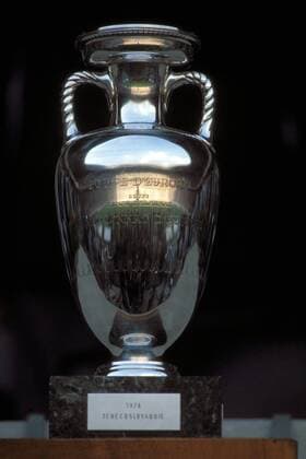 Coupe Henri Delaunay - der Europameisterpokal Fußball EM Herren DEUTSCHSPRACHIGE SPORTZEITSCHRIFTEN UND -ZEITUNGEN NUR NACH RÜCKSPRACHE, Europameisterschaft 1984 Einzelbild Paris