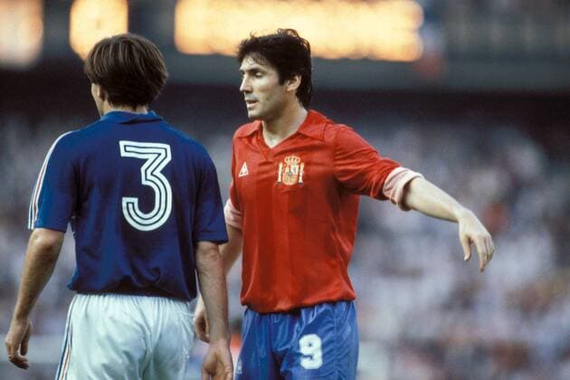 Fußball, EM Finale 1984 in Paris, Frankreich - Spanien Carlos Alonso Santillana (re., Spanien) neben Jean-Francois Domergue (Frankreich) Fußball EM Herren DEUTSCHSPRACHIGE SPORTZEITSCHRIFTEN UND -ZEITUNGEN NUR NACH RÜCKSPRACHE, Europameisterschaft 1984 Gruppe Frankreich - Spanien 2:0 Paris