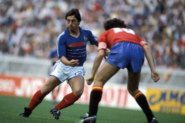 Fußball, EM Finale 1984 in Paris, Frankreich - Spanien Alain Giresse (li., Frankreich) gegen Gallego (Spanien) Fußball EM Herren DEUTSCHSPRACHIGE SPORTZEITSCHRIFTEN UND -ZEITUNGEN NUR NACH RÜCKSPRACHE, Europameisterschaft 1984 Gruppe Frankreich - Spanien 2:0 Paris Dynamik,