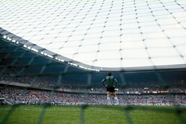Fußball, EM Finale 1984 in Paris, Frankreich - Spanien Torwart Luis Miguel Arconada (Spanien) vor seinem Tor im ausverkauften Prinzenpark Fußball EM Herren DEUTSCHSPRACHIGE SPORTZEITSCHRIFTEN UND -ZEITUNGEN NUR NACH RÜCKSPRACHE, Europameisterschaft 1984 Totale Parc des Princes, Prinzenparkstadion, Hintertor Paris, Hintertorkamera, Hintertorperspektive