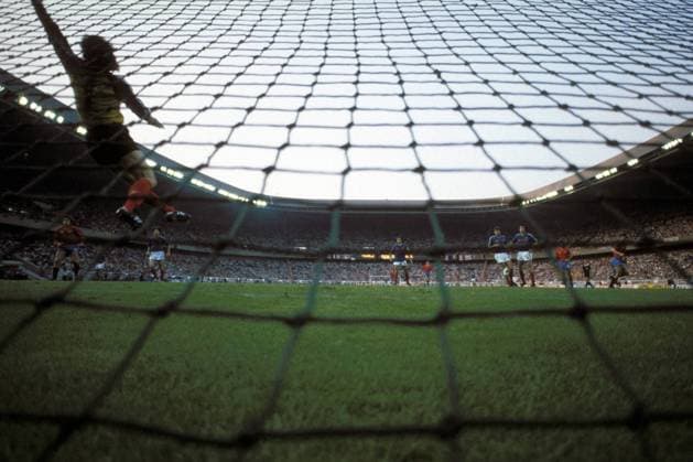Fußball, EM Finale 1984 in Paris, Frankreich - Spanien Torwart Joel Bats (Frankreich) mit einer Flugeinlage im ausverkauften Prinzenpark Fußball EM Herren DEUTSCHSPRACHIGE SPORTZEITSCHRIFTEN UND -ZEITUNGEN NUR NACH RÜCKSPRACHE, Europameisterschaft 1984 Totale Parc des Princes, Prinzenparkstadion, Hintertor Paris, Hintertorkamera, Hintertorperspektive Dynamik,