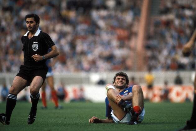 Fußball, EM Finale 1984 in Paris, Frankreich - Spanien Yvon Le Roux (Frankreich) liegt neben Schiedsrichter Vojtech Christov (CSSR) am Boden Fußball EM Herren DEUTSCHSPRACHIGE SPORTZEITSCHRIFTEN UND -ZEITUNGEN NUR NACH RÜCKSPRACHE, Europameisterschaft 1984 Gruppe Paris