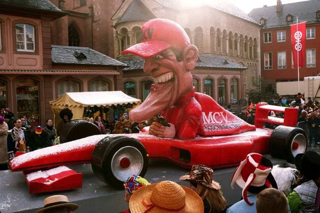 Motivwagen Kinn of the Road - Michael Schumacher wird während des Rosenmontagsumzugs in Mainz zur Belustigung durch die Straßen geführt Motorsport Herren Karneval 2004, Fasching, Rosenmontag, Umzug, Faschingsumzug, Vdig Totale Mainz Komik,