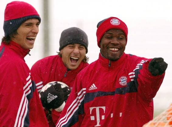 Samuel Osei Kuffour (re.), Claudio Pizarro (Mitte) und Roque Santa Cruz (alle Bayern) haben beim Training sehr viel Spaß Fußball 1. BL Herren Saison 2003 2004, FC Bayern München, Training Gruppe München Freude, Begeisterung,