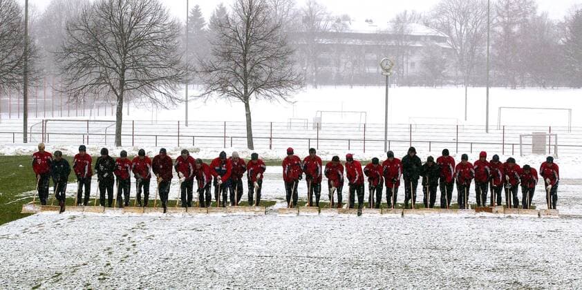 Innovatives Bayern-Training, um den Teamgeist zu beleben: gemeinschaftliches Schneeschieben! Fußball 1. BL Herren Saison 2003 2004, FC Bayern München, Training Totale München Kameradschaft