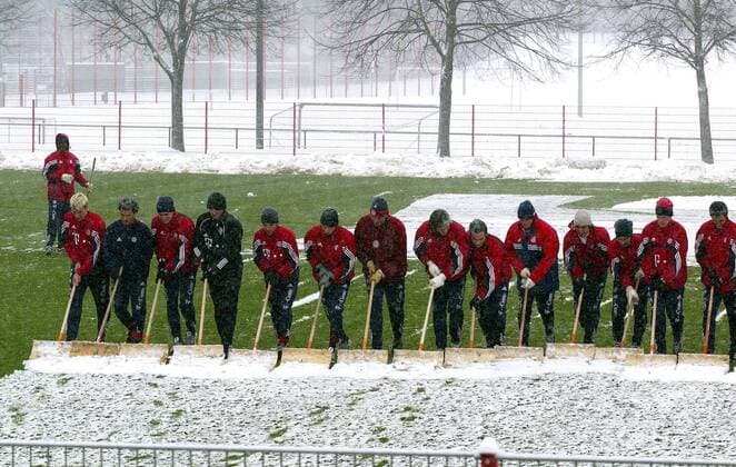 Innovatives Bayern-Training zur Belebung des Teamgeistes: gemeinschaftliches Schneeschieben! Fußball 1. BL Herren Saison 2003 2004, FC Bayern München, Training Totale München Kameradschaft
