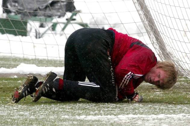 Torwart Oliver Kahn (Bayern) am Boden Fußball 1. BL Herren Saison 2003 2004, FC Bayern München, Training Einzelbild München Anstrengung,
