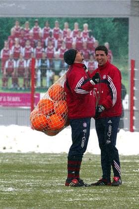 Alles Gute kommt von oben: Sebastian Deisler (li.) scherzt mit Roy Makaay (beide Bayern) Fußball 1. BL Herren Saison 2003 2004, FC Bayern München, Training Gruppe München Freude, Begeisterung,