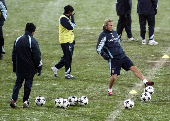 David Beckham (Real Madrid, re.) legt sich einen Ball zurecht und nimmt Maß Fußball EC 1 Herren Champions League 2003 2004, Real Madrid, Primera Division, 1. Spanische Liga, Training Gruppe München