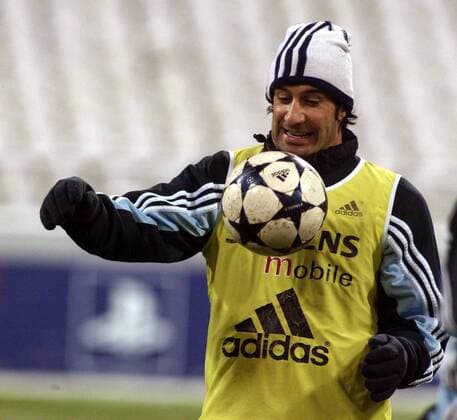 Luis Figo (Real Madrid) macht auch mit Mütze eine gute Figur am Ball Fußball EC 1 Herren Champions League 2003 2004, Real Madrid, Primera Division, 1. Spanische Liga, Training Einzelbild München