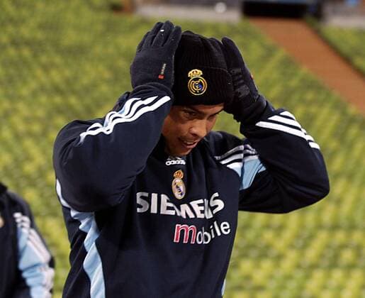 Ronaldo (Real Madrid) rückt seine Mütze zurecht Fußball EC 1 Herren Champions League 2003 2004, Real Madrid, Primera Division, 1. Spanische Liga, Training Einzelbild München