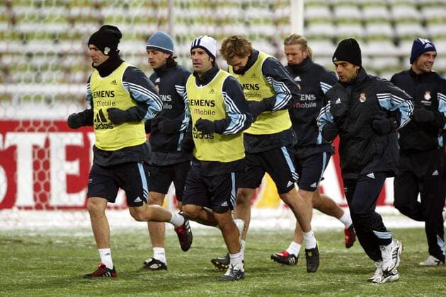 Trainingslauf Real Madrid mit Zinedine Zidane (li.) und Luis Figo (3. v. li.) Fußball EC 1 Herren Champions League 2003 2004, Real Madrid, Primera Division, 1. Spanische Liga, Training Gruppe München