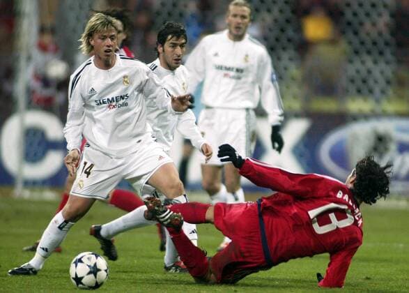 Guti (li.) und Raul Gonzalez (Mitte, beide Real Madrid) gegen Michael Ballack (Bayern) Fußball EC 1 Herren Champions League 2003 2004, Achtelfinale, FC Bayern München - Real Madrid 1:1, Gruppe München Dynamik,