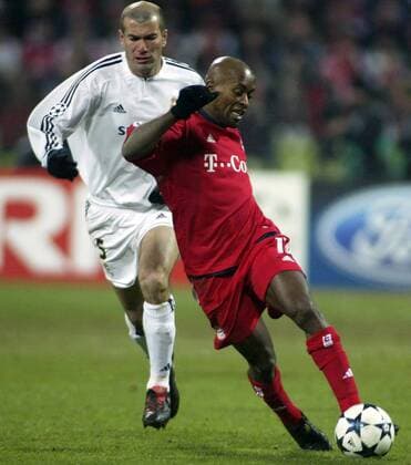 Ze Roberto (re., Bayern) gegen Zinedine Zidane (Real Madrid) Fußball EC 1 Herren Champions League 2003 2004, Achtelfinale, FC Bayern München - Real Madrid 1:1, Gruppe München Dynamik,