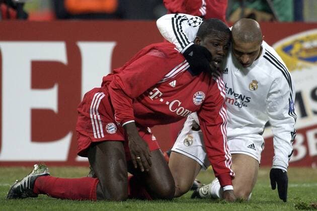 Samuel Osei Kuffour (li., Bayern) wird von Roberto Carlos (Real Madrid) getröstet Fußball EC 1 Herren Champions League 2003 2004, Achtelfinale, FC Bayern München - Real Madrid 1:1, Gruppe München Harmonie, Kameradschaft,