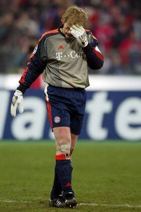 Torwart Oliver Kahn (Bayern) verzweifelt Fußball EC 1 Herren Champions League 2003 2004, Achtelfinale, FC Bayern München, Einzelbild München Enttäuschung, Verzweiflung,