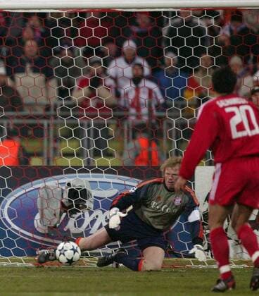 Torwart Oliver Kahn (Bayern) ist früh genug am Boden, um den Ball zu halten, doch er patzt und Bayern kassiert den Ausgleich Fußball EC 1 Herren Champions League 2003 2004, Achtelfinale, FC Bayern München, Vdig Gruppe München