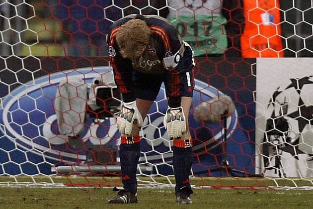 Torwart Oliver Kahn (Bayern) fassungslos nach seinem Patzer Fußball EC 1 Herren Champions League 2003 2004, Achtelfinale, FC Bayern München, Vdig Einzelbild München Enttäuschung, Verzweiflung,