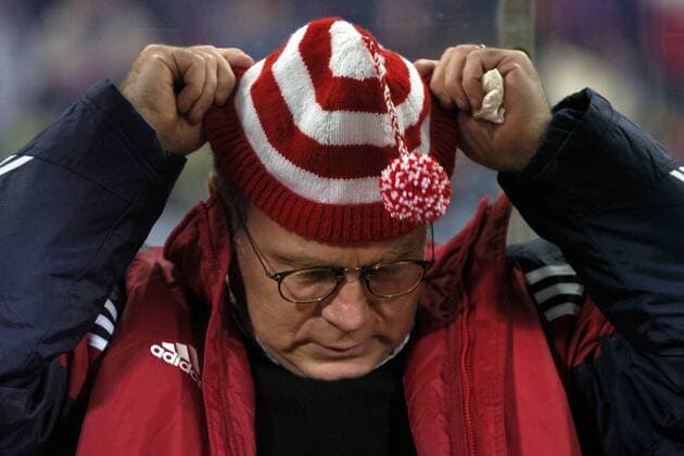 Manager Uli Hoeneß (Bayern) mit einer Pudelmütze als Glücksbringer Fußball EC 1 Herren Champions League 2003 2004, Achtelfinale, FC Bayern München, Vdig Einzelbild München
