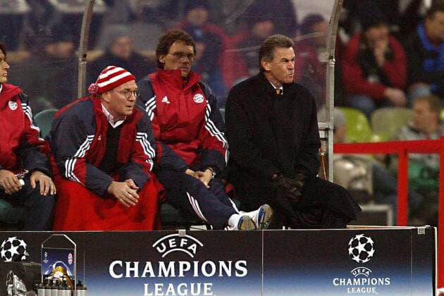 Skeptische Bayernbank: v.re.: Trainer Ottmar Hitzfeld, Co-Trainer Michael Henke und Manager Uli Hoeneß (alle Bayern) Fußball EC 1 Herren Champions League 2003 2004, Achtelfinale, FC Bayern München, Vdig Gruppe München Skepsis,