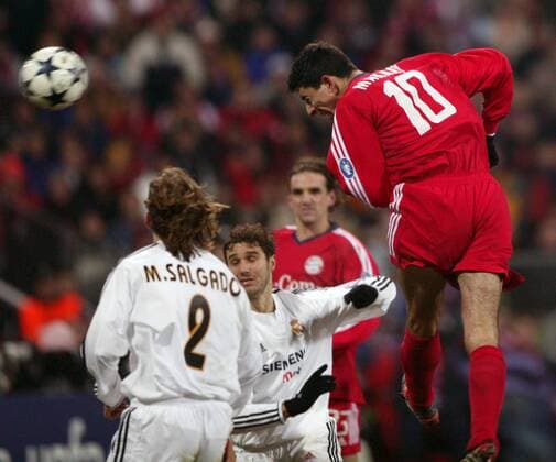 Roy Makaay (Bayern) erzielt per Kopfball das 1:0 Fußball EC 1 Herren Champions League 2003 2004, Achtelfinale, FC Bayern München - Real Madrid 1:1, Vdig Gruppe München Dynamik,