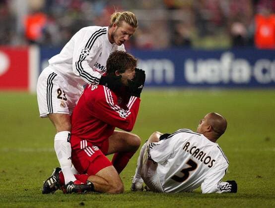 David Beckham (li., Real Madrid) trennt die Streithähne Martin Demichelis (Mitte, Bayern) und Roberto Carlos (Real Madrid) Fußball EC 1 Herren Champions League 2003 2004, Achtelfinale, FC Bayern München - Real Madrid 1:1, Gruppe München Spannung