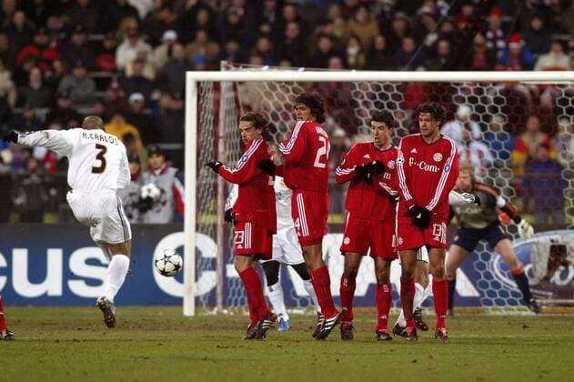 Roberto Carlos (li., Real Madrid) verwandelt seinen Freistoß unter Mithilfe des Torwartfehlers von Kahn (Bayern) zum 1:1 Ausgleich, die Freistoßmauer ist machtlos, v.li.: Owen Hargreaves, Roque Santa Cruz, Roy Makaay und Michael Ballack (alle Bayern) Fußball EC 1 Herren Champions League 2003 2004, Achtelfinale, FC Bayern München - Real Madrid 1:1, Vdig Gruppe München Dynamik,