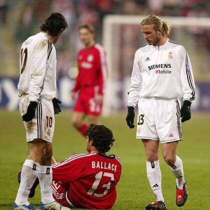 Michael Ballack (Mitte, Bayern) zwischen David Beckham (re.) und Luis Figo (beide Real Madrid), die mit bösen Blicken auf ihn herabsehen Fußball EC 1 Herren Champions League 2003 2004, Achtelfinale, FC Bayern München - Real Madrid 1:1, Gruppe München Enttäuschung, Überlegenheit,