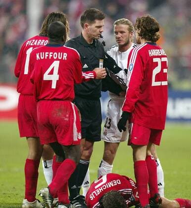 Schiedsrichter Terje Hauge (Norwegen) schlichtet die angespannte Situation zwischen Beckham (2.v.re., Real Madrid), Hargreaves (re.), Kuffour, Pizarro und den verletzt am Boden liegenden Demichelis (alle Bayern) Fußball EC 1 Herren Champions League 2003 2004, Achtelfinale, FC Bayern München - Real Madrid 1:1, Gruppe München Spannung