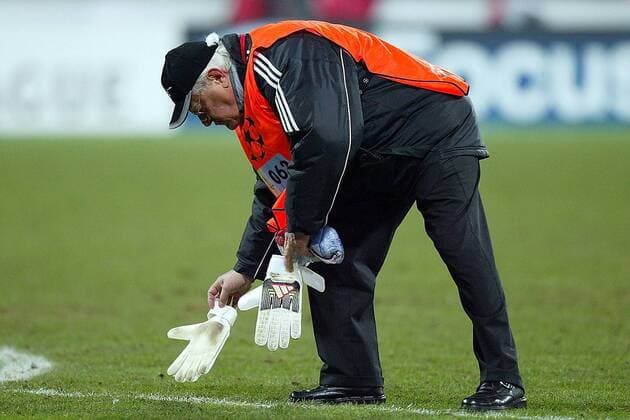 Ein Ordner sammelt die weggeworfene Torwarthandschuhe von Oliver Kahn (Bayern) ein Fußball EC 1 Herren Champions League 2003 2004, Achtelfinale, FC Bayern München, Einzelbild München