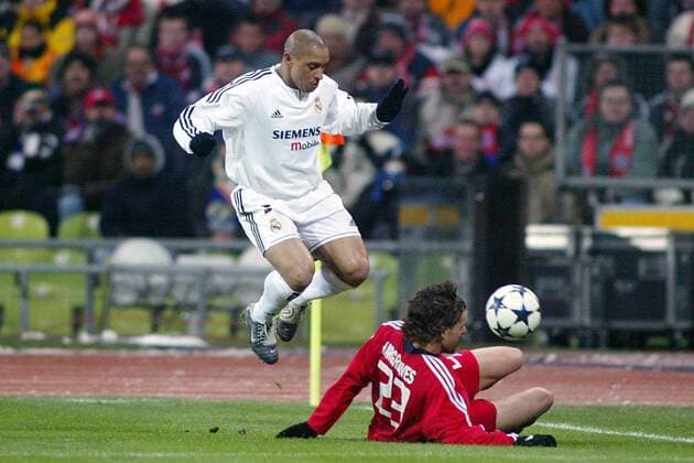 Owen Hargreaves (re., Bayern) gegen Roberto Carlos (Real Madrid) Fußball EC 1 Herren Champions League 2003 2004, Achtelfinale, FC Bayern München - Real Madrid 1:1, Vdig Gruppe München Dynamik,