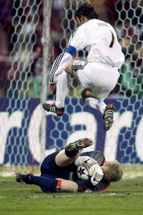 Raul Gonzalez (Real Madrid) springt über Torwart Oliver Kahn (Bayern) hinweg, der den Ball fest umklammert hält Fußball EC 1 Herren Champions League 2003 2004, Achtelfinale, FC Bayern München - Real Madrid 1:1 Gruppe München Dynamik, Höhe
