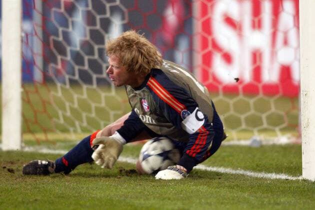 Torwart Oliver Kahn (Bayern) mit dem katastrophalen Fehler, der seinem Team den Sieg kostete (Serie 1 4) Fußball EC 1 Herren Champions League 2003 2004, Achtelfinale, FC Bayern München - Real Madrid 1:1, Vdig Einzelbild München Dynamik,