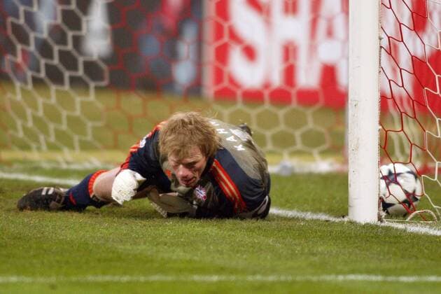 Torwart Oliver Kahn (Bayern) mit dem katastrophalen Fehler, der seinem Team den Sieg kostete (Serie 3 4) Fußball EC 1 Herren Champions League 2003 2004, Achtelfinale, FC Bayern München - Real Madrid 1:1, Vdig Einzelbild München Enttäuschung, Verzweiflung,