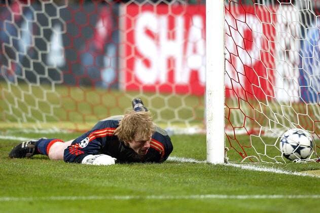 Torwart Oliver Kahn (Bayern) schaut entsetzt dem Ball hinterher; Dieser katastrophale Fehler kostete sein Team den Sieg (Serie 4 4) Fußball EC 1 Herren Champions League 2003 2004, Achtelfinale, FC Bayern München - Real Madrid 1:1, Vdig Einzelbild München Verzweiflung,
