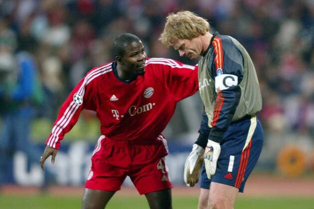 Samuel Osei Kuffour (li.) tröstet den völlig verzweifelten Torwart Oliver Kahn (beide Bayern) Fußball EC 1 Herren Champions League 2003 2004, Achtelfinale, FC Bayern München, Gruppe München Enttäuschung, Verzweiflung, Kameradschaft,