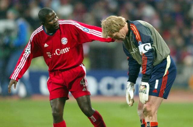 Samuel Osei Kuffour (li.) tröstet den völlig verzweifelten Torwart Oliver Kahn (beide Bayern) Fußball EC 1 Herren Champions League 2003 2004, Achtelfinale, FC Bayern München, Gruppe München Enttäuschung, Verzweiflung, Kameradschaft,