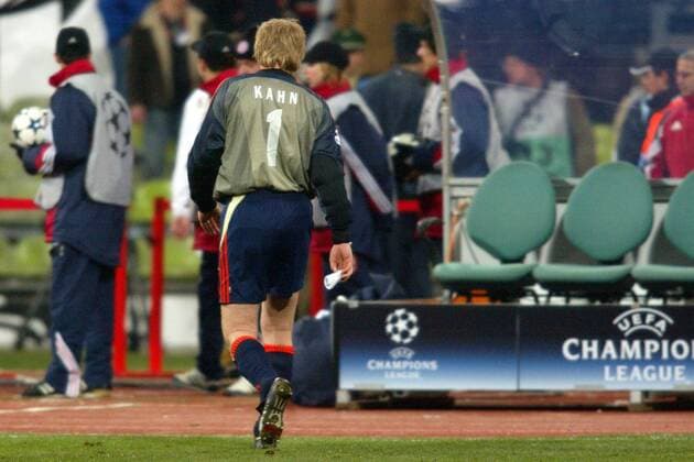 Torwart Oliver Kahn (Bayern) verlässt enttäuscht den Platz Fußball EC 1 Herren Champions League 2003 2004, Achtelfinale, FC Bayern München, Einzelbild München Enttäuschung,