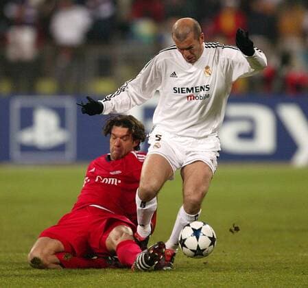 Zinedine Zidane (re., Real Madrid) gegen Michael Ballack (Bayern) Fußball EC 1 Herren Champions League 2003 2004, Achtelfinale, FC Bayern München - Real Madrid 1:1, Gruppe München Dynamik,