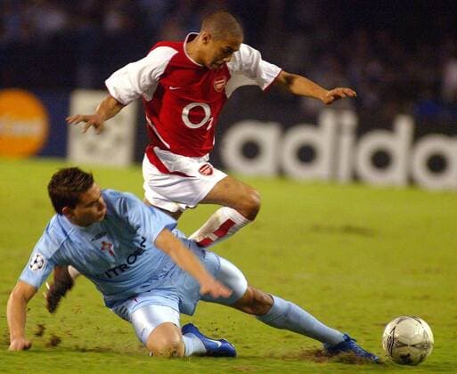 Geal Clichy (re., Arsenal) gegen Edu (Celta Vigo) Fußball EC 1 Herren Champions League 2003 2004, Achtelfinale, RC Celta de Vigo - Arsenal FC London 2:3, Gruppe Vigo Dynamik,  